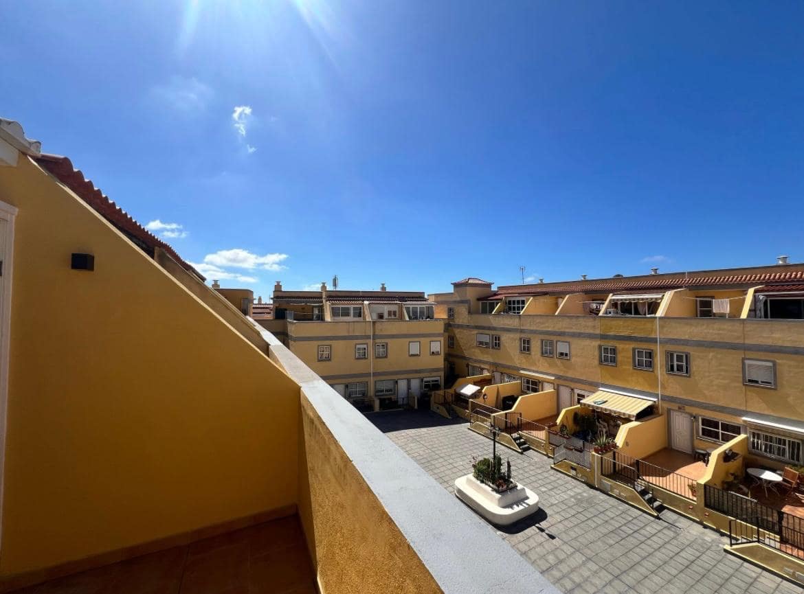 Adosado de 3 habitaciones en Arona en venta con garaje - 290.000 € (Ref: 9805524)