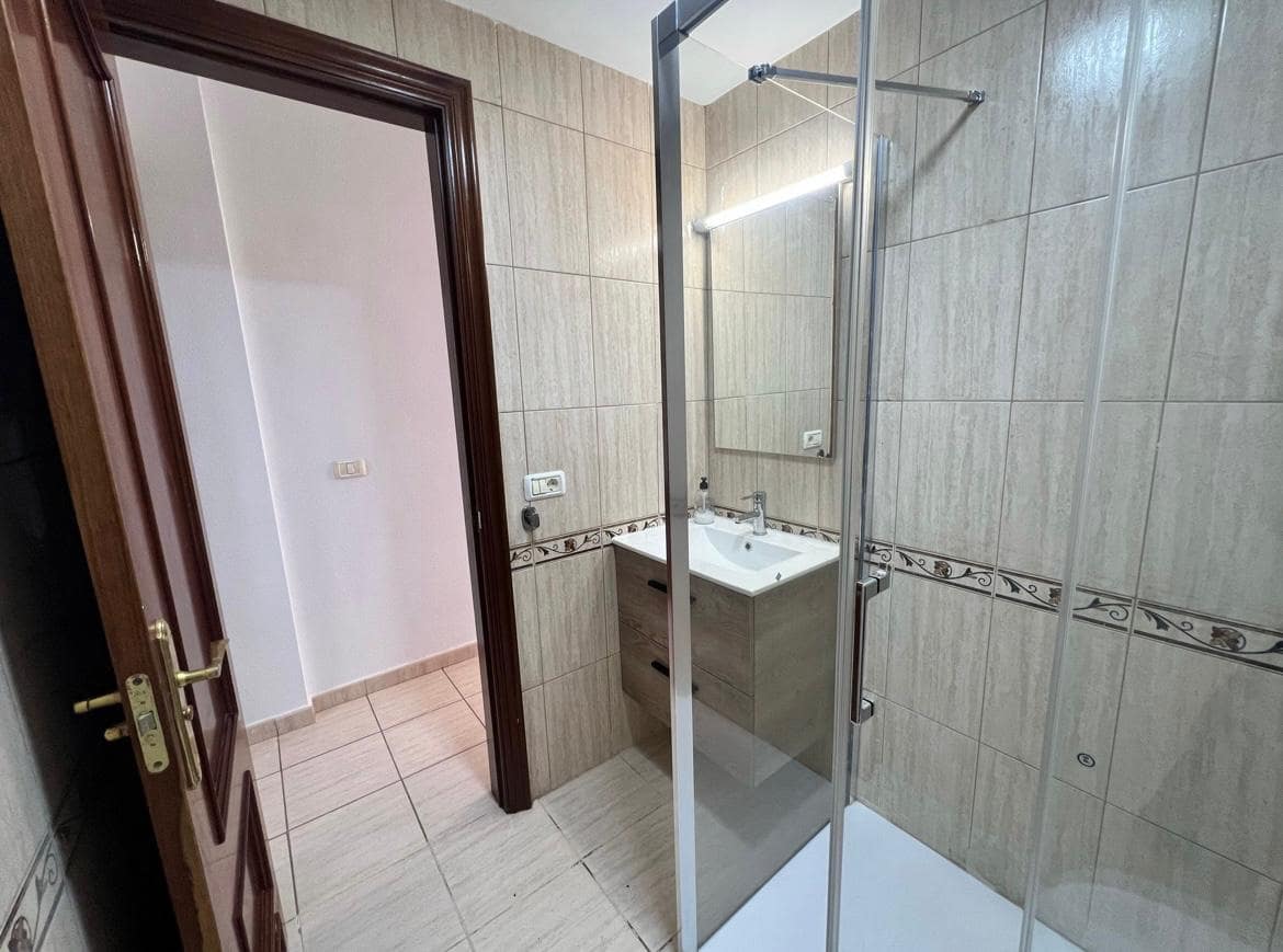 Adosado de 3 habitaciones en Arona en venta con garaje - 290.000 € (Ref: 9805524)