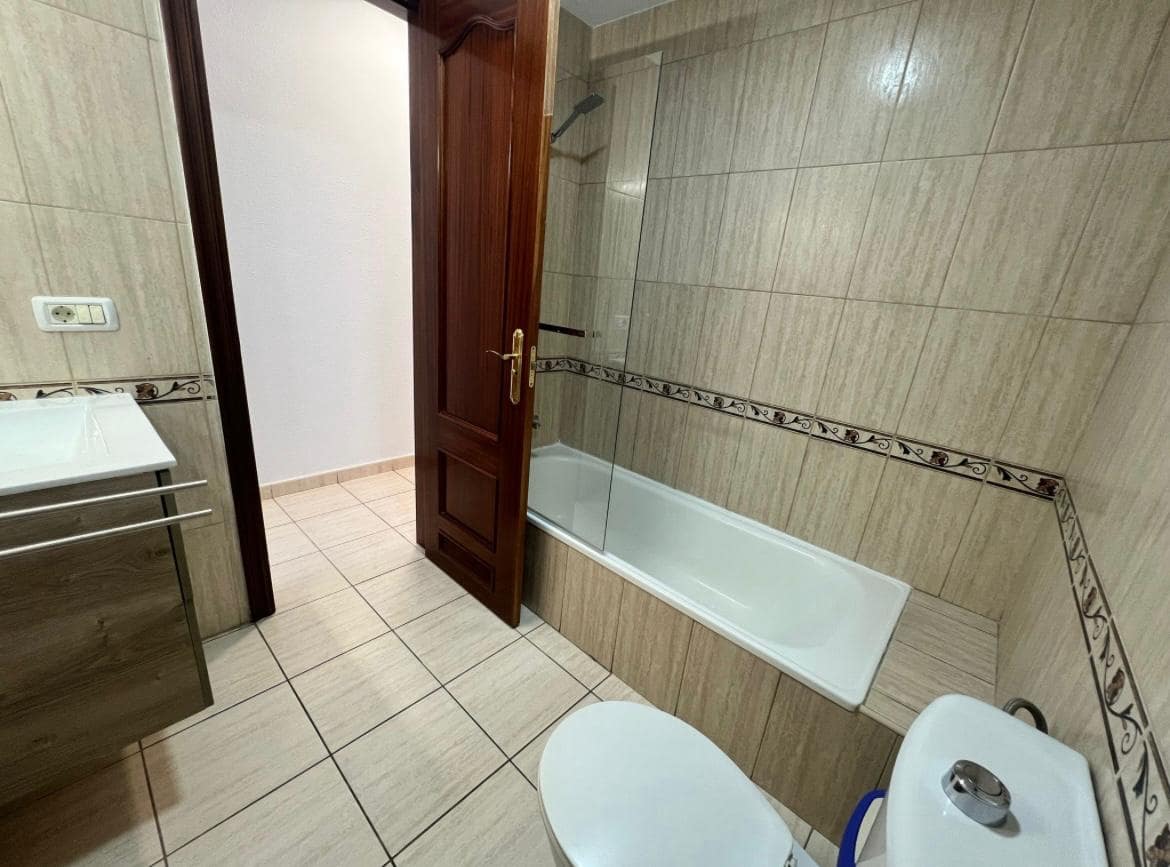 Adosado de 3 habitaciones en Arona en venta con garaje - 290.000 € (Ref: 9805524)