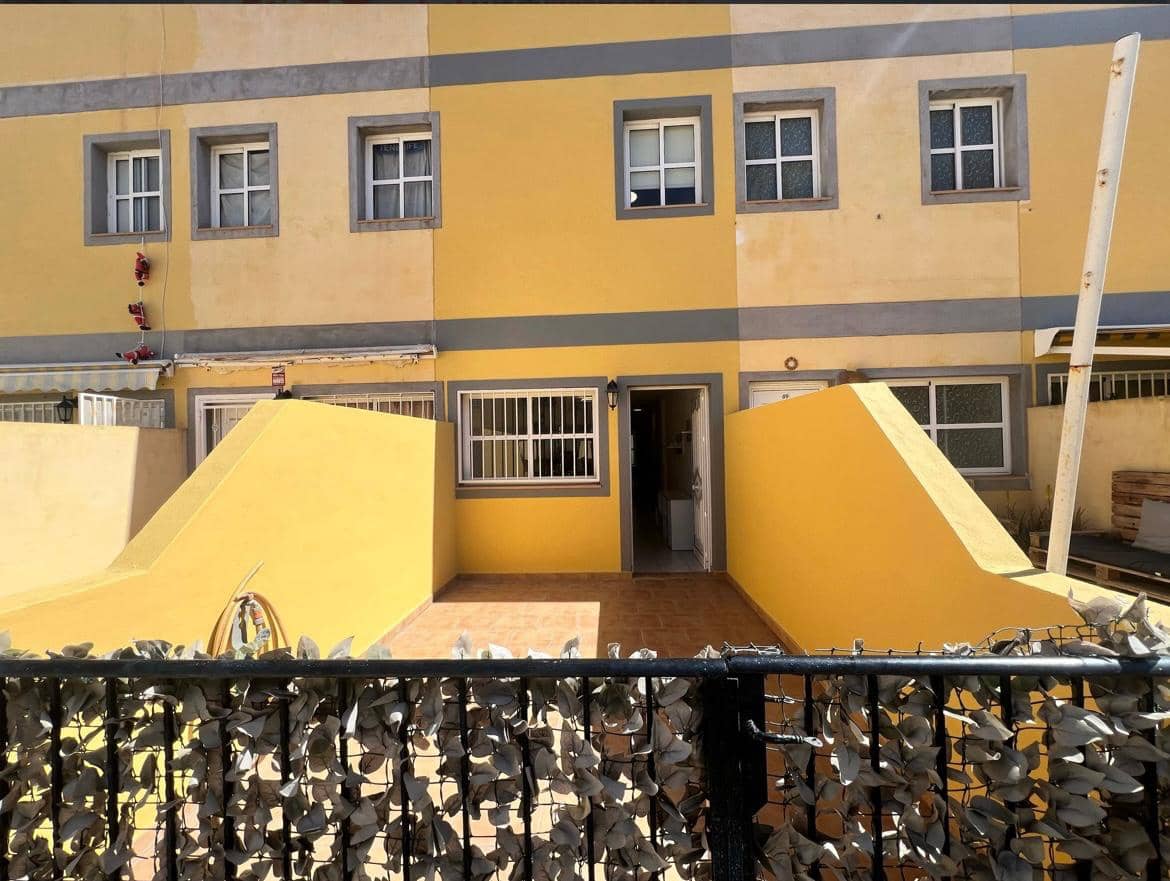 Adosado de 3 habitaciones en Arona en venta con garaje - 290.000 € (Ref: 9805524)