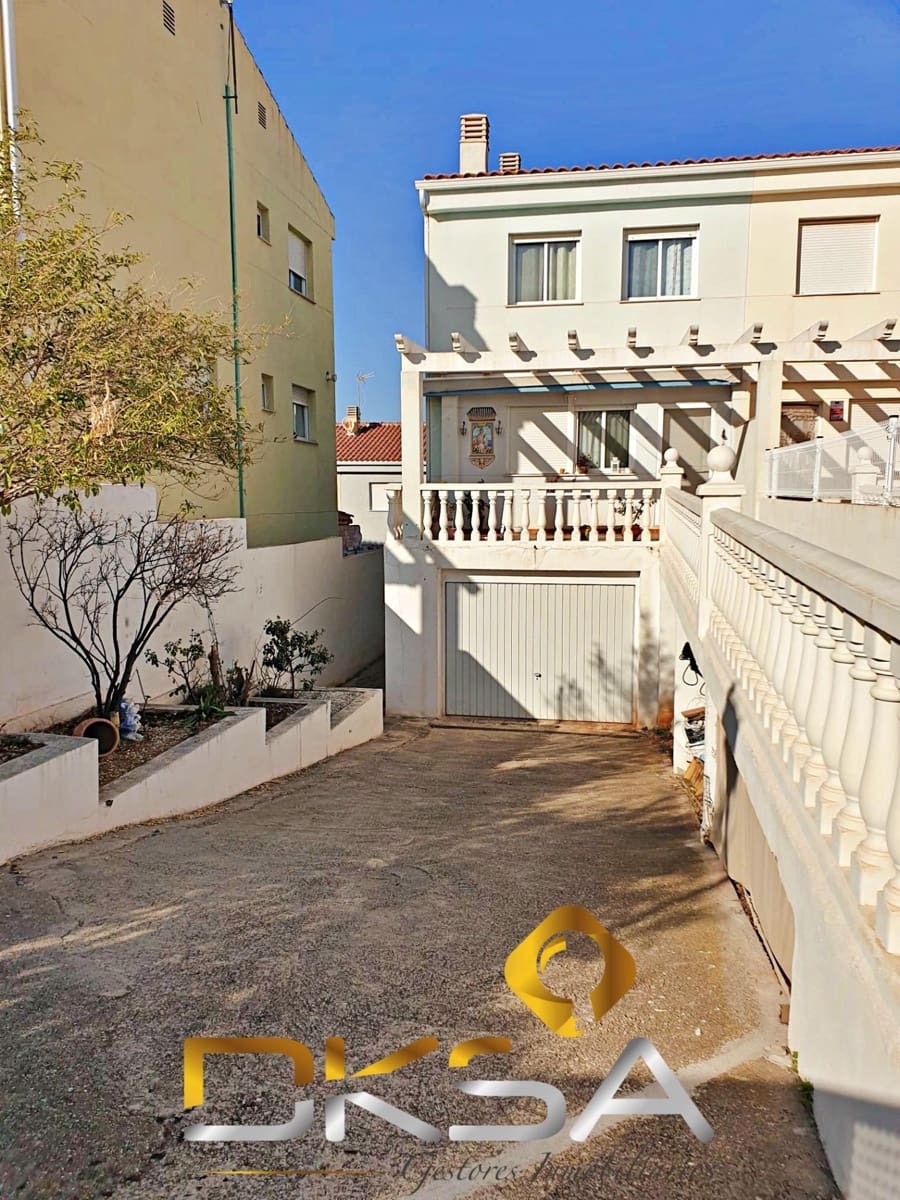 4 bedroom Terraced Villa for sale in Costur with garage - € 195,000 (Ref: 9805817)