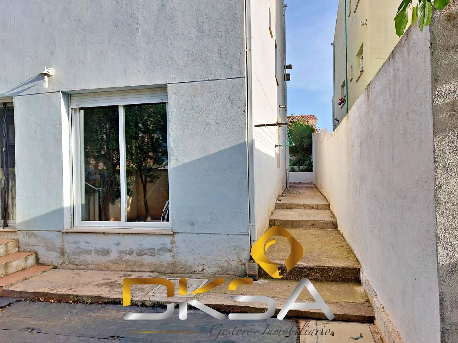4 bedroom Terraced Villa for sale in Costur with garage - € 195,000 (Ref: 9805817)