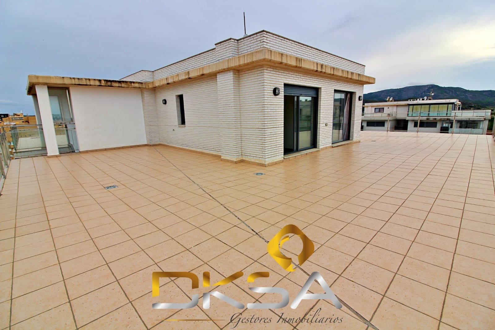 4 bedroom Penthouse for sale in Oropesa  with pool - € 355,000 (Ref: 9805823)