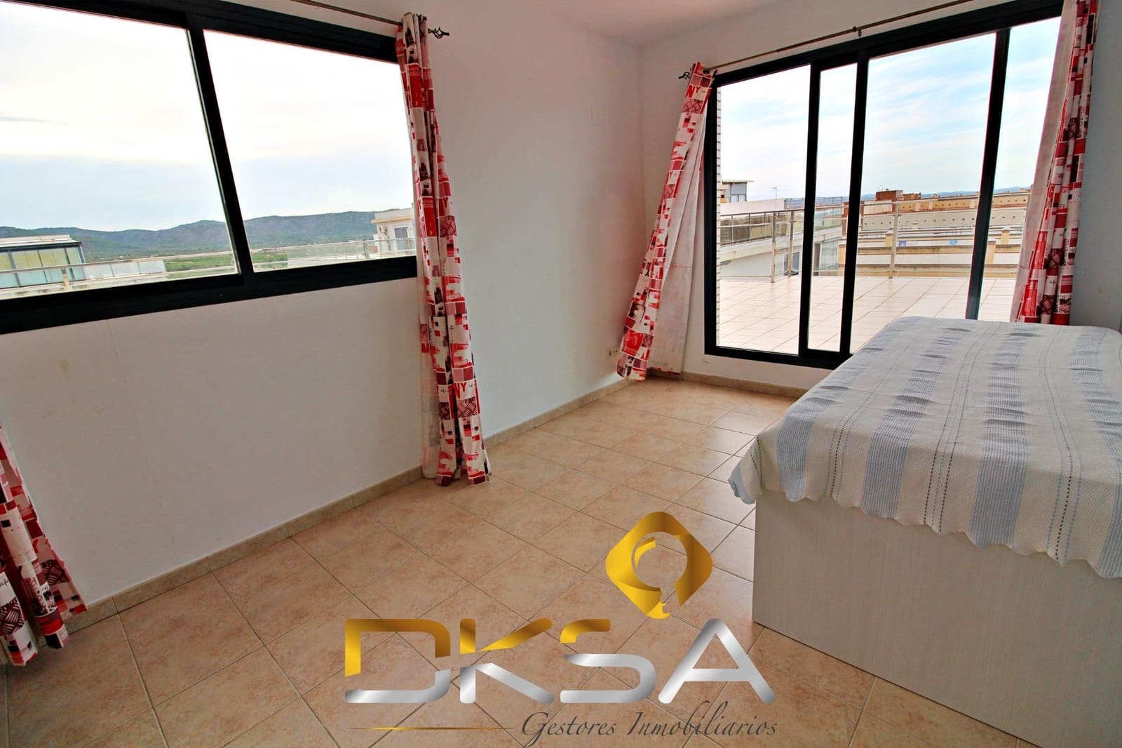 4 bedroom Penthouse for sale in Oropesa  with pool - € 355,000 (Ref: 9805823)