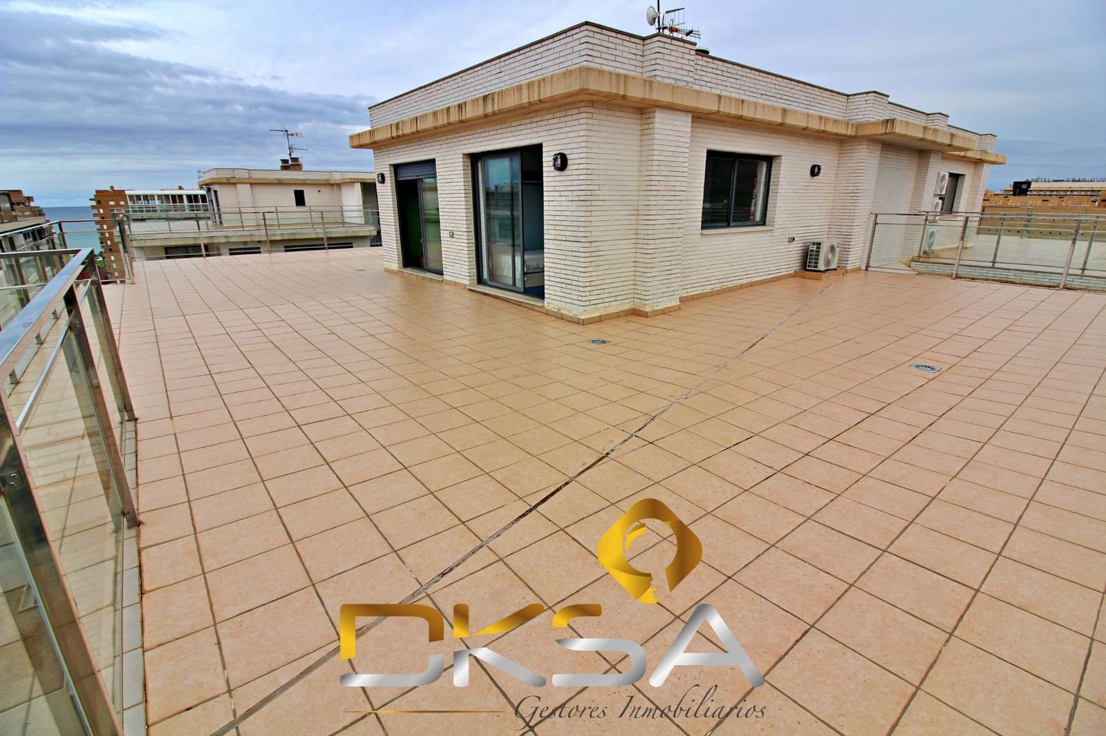 4 bedroom Penthouse for sale in Oropesa  with pool - € 355,000 (Ref: 9805823)