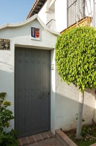 6 makuuhuone Rivitalo myytävänä paikassa Centro ciudad, Fuengirola mukana uima-altaan 
autotalli - 810 000 € (Ref: 9778657)