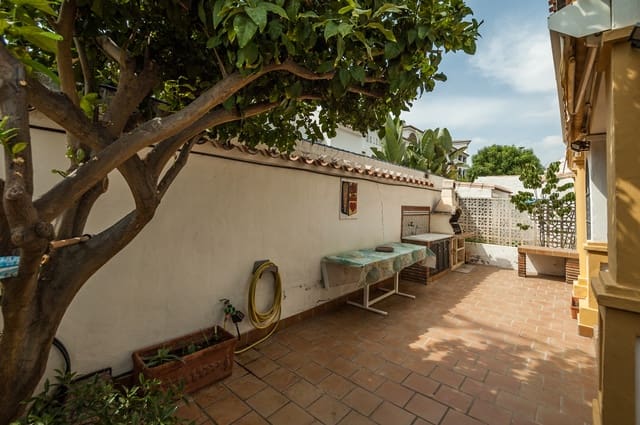 6 makuuhuone Rivitalo myytävänä paikassa Centro ciudad, Fuengirola mukana uima-altaan 
autotalli - 810 000 € (Ref: 9778657)