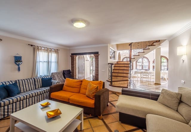 6 makuuhuone Rivitalo myytävänä paikassa Centro ciudad, Fuengirola mukana uima-altaan 
autotalli - 810 000 € (Ref: 9778657)