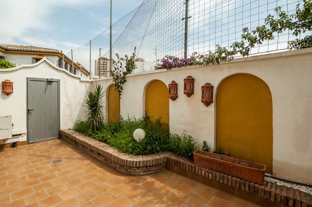 6 makuuhuone Rivitalo myytävänä paikassa Centro ciudad, Fuengirola mukana uima-altaan 
autotalli - 810 000 € (Ref: 9778657)