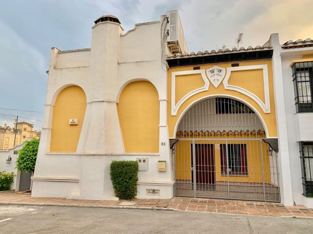 6 makuuhuone Rivitalo myytävänä paikassa Centro ciudad, Fuengirola mukana uima-altaan 
autotalli - 810 000 € (Ref: 9778657)