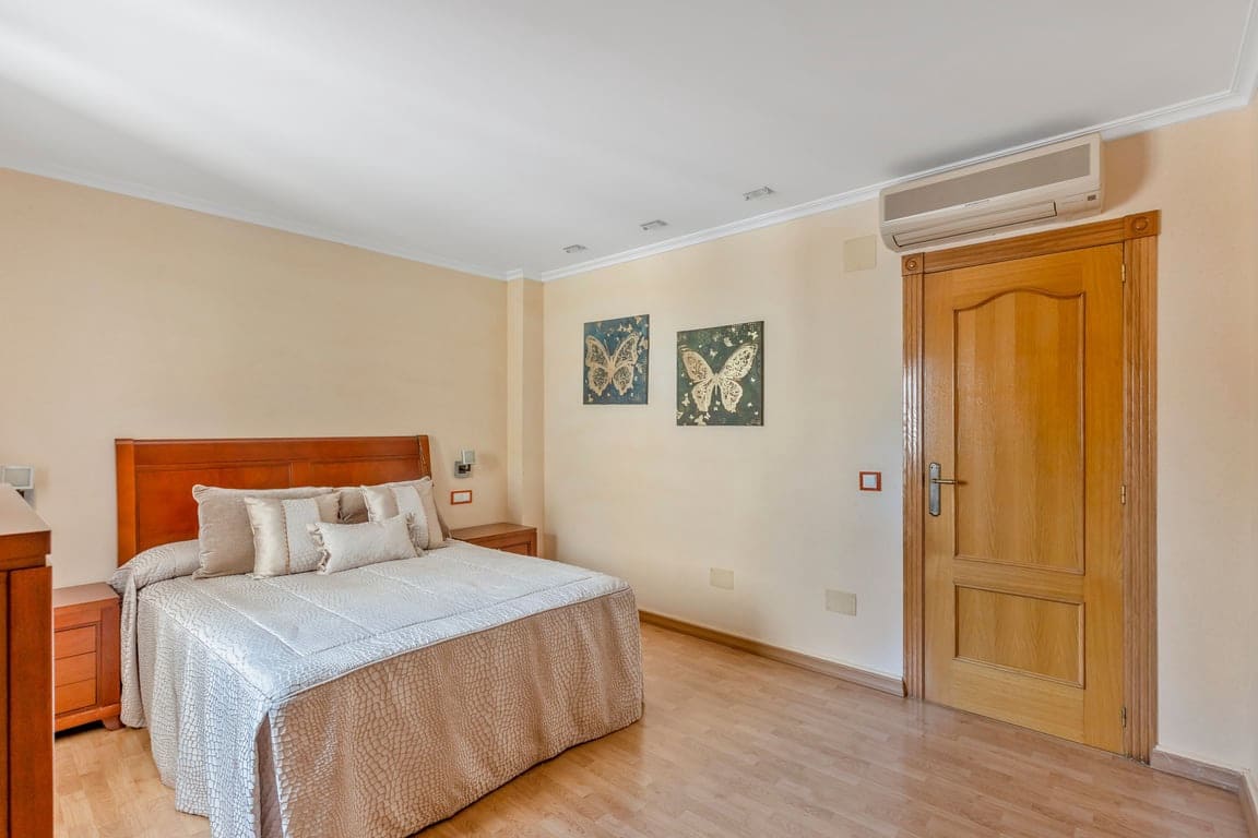 4 bedroom Apartment for sale in Torrevieja - € 259,990 (Ref: 9816122)
