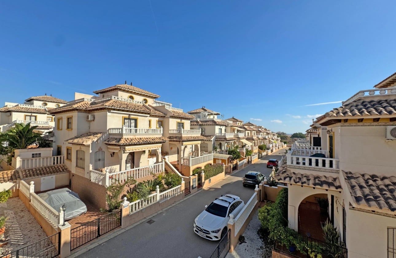 2 bedroom Bungalow for sale in Orihuela Costa with pool garage - € 229,000 (Ref: 9783774)