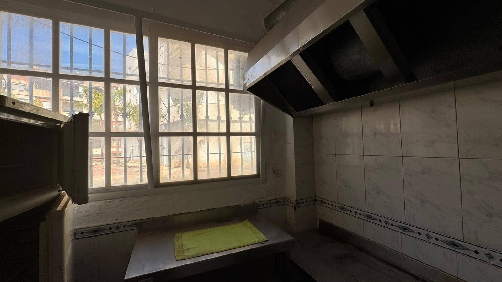 Ladenlokal zu verkaufen in Calahonda - 83.900 € (Ref: 9879840)