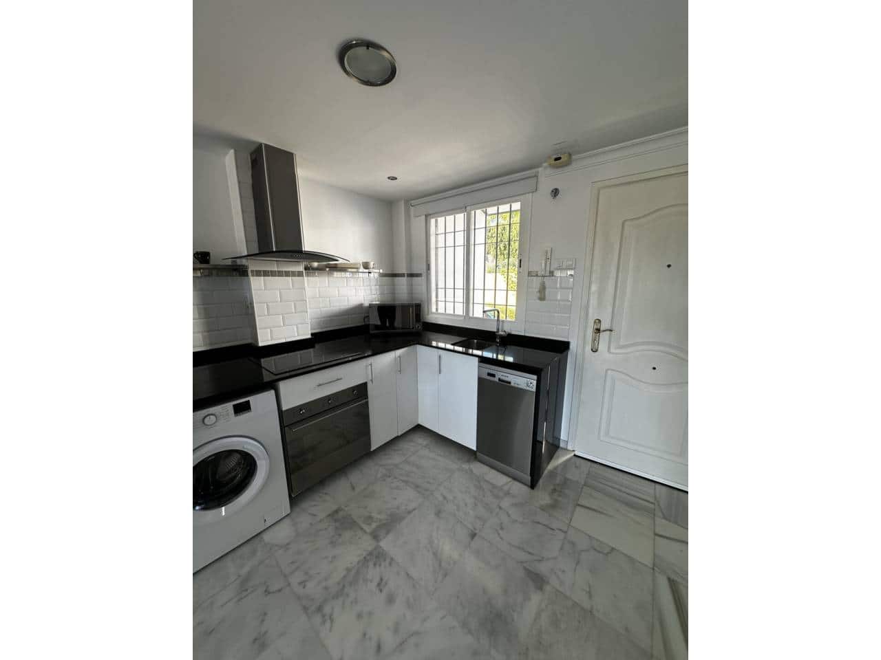 Piso de 2 habitaciones en Marbella en venta con piscina garaje - 460.000 € (Ref: 9809358)