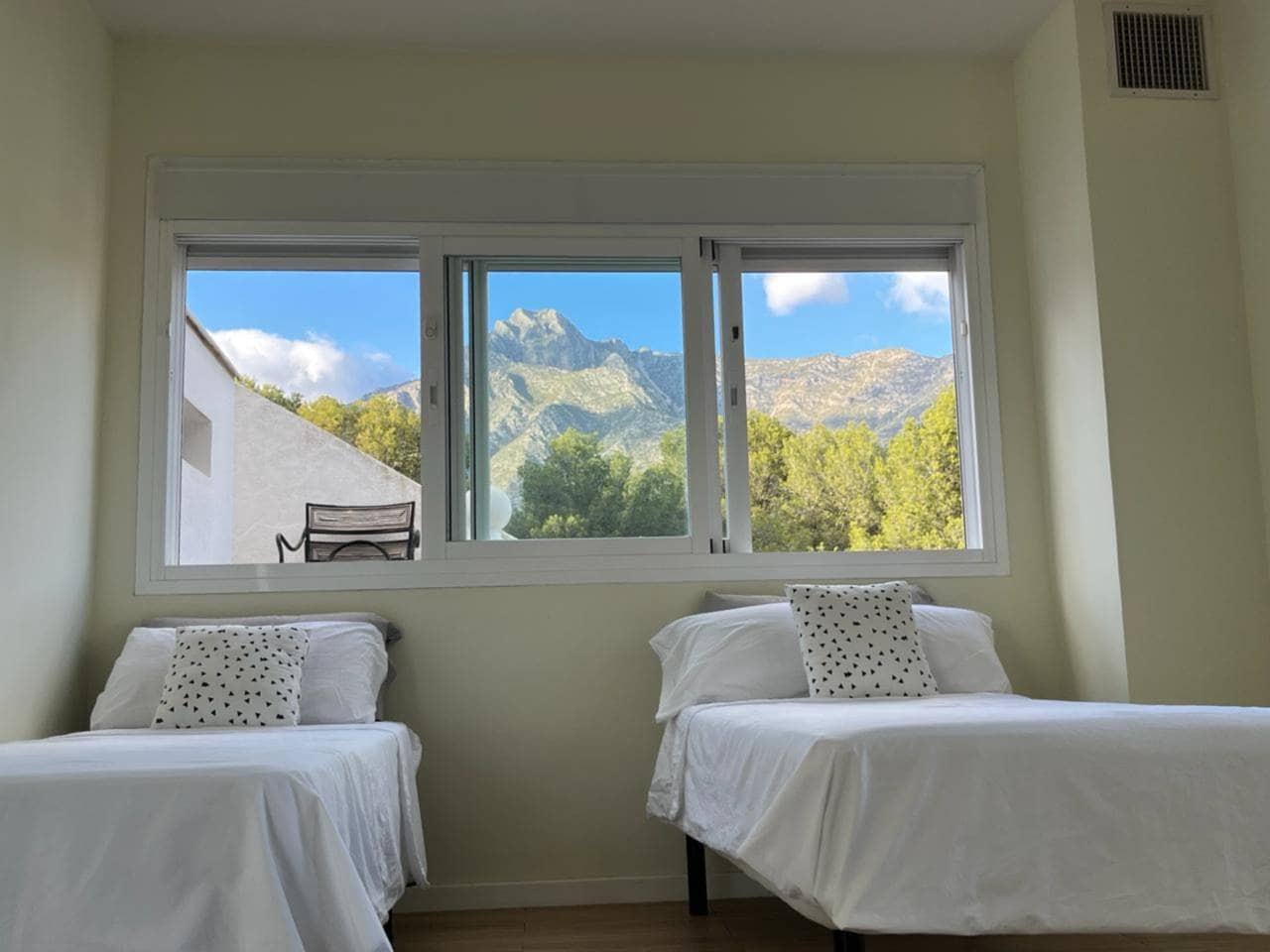 2 bedroom Terraced Villa for sale in Marbella with garage - € 465,000 (Ref: 9809363)
