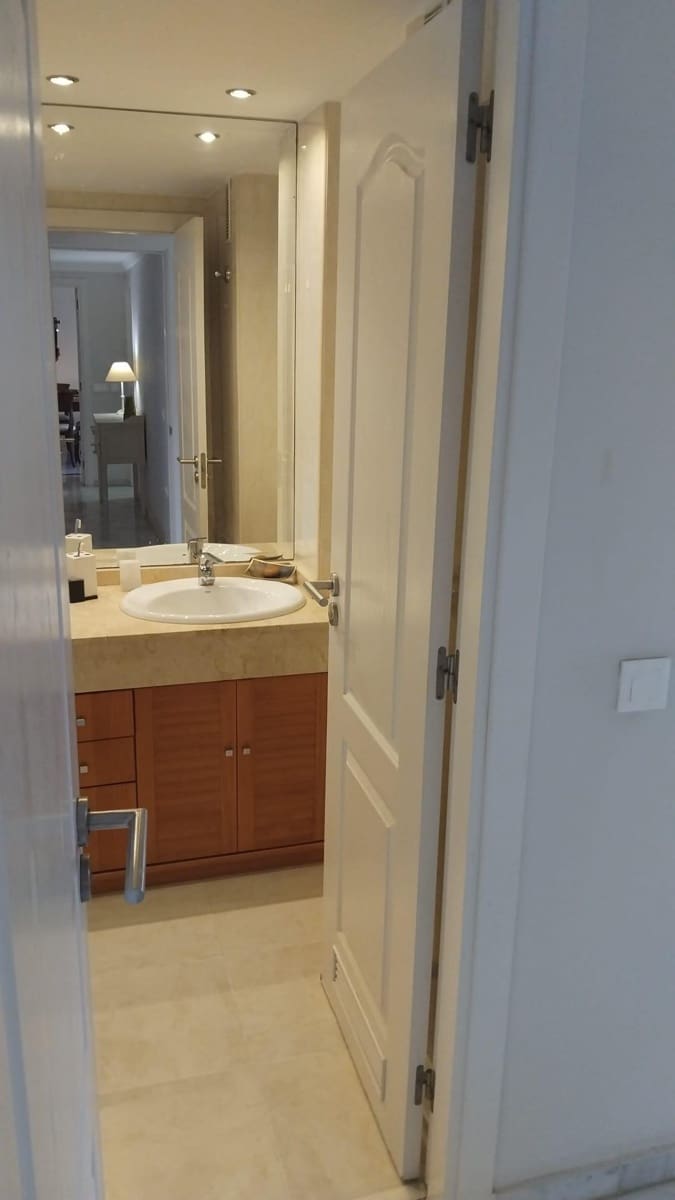 Appartement de 2 chambres à louer à Marbella avec piscine garage - 1 900 € (Ref: 9997117)