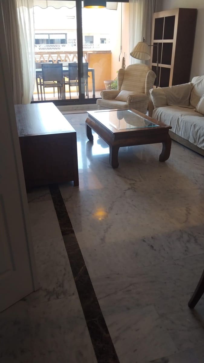 Appartement de 2 chambres à louer à Marbella avec piscine garage - 1 900 € (Ref: 9997117)