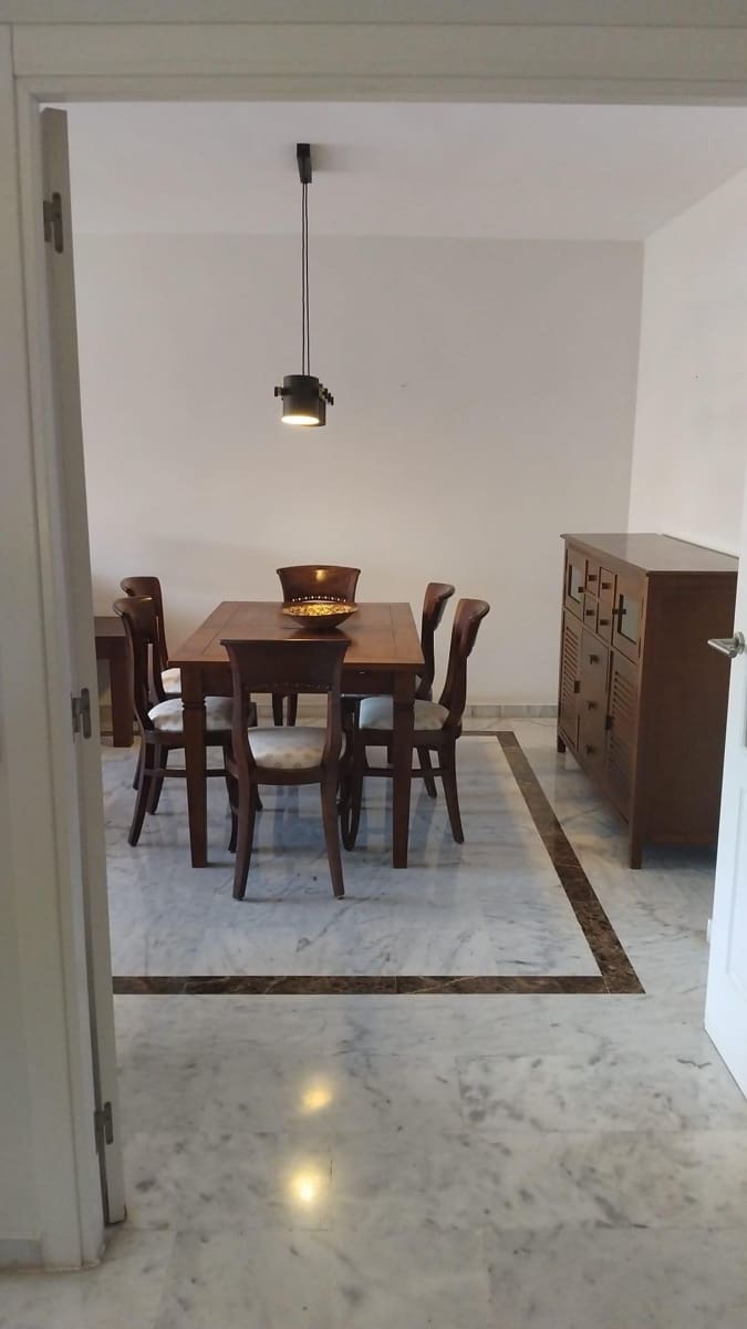 Appartement de 2 chambres à louer à Marbella avec piscine garage - 1 900 € (Ref: 9997117)
