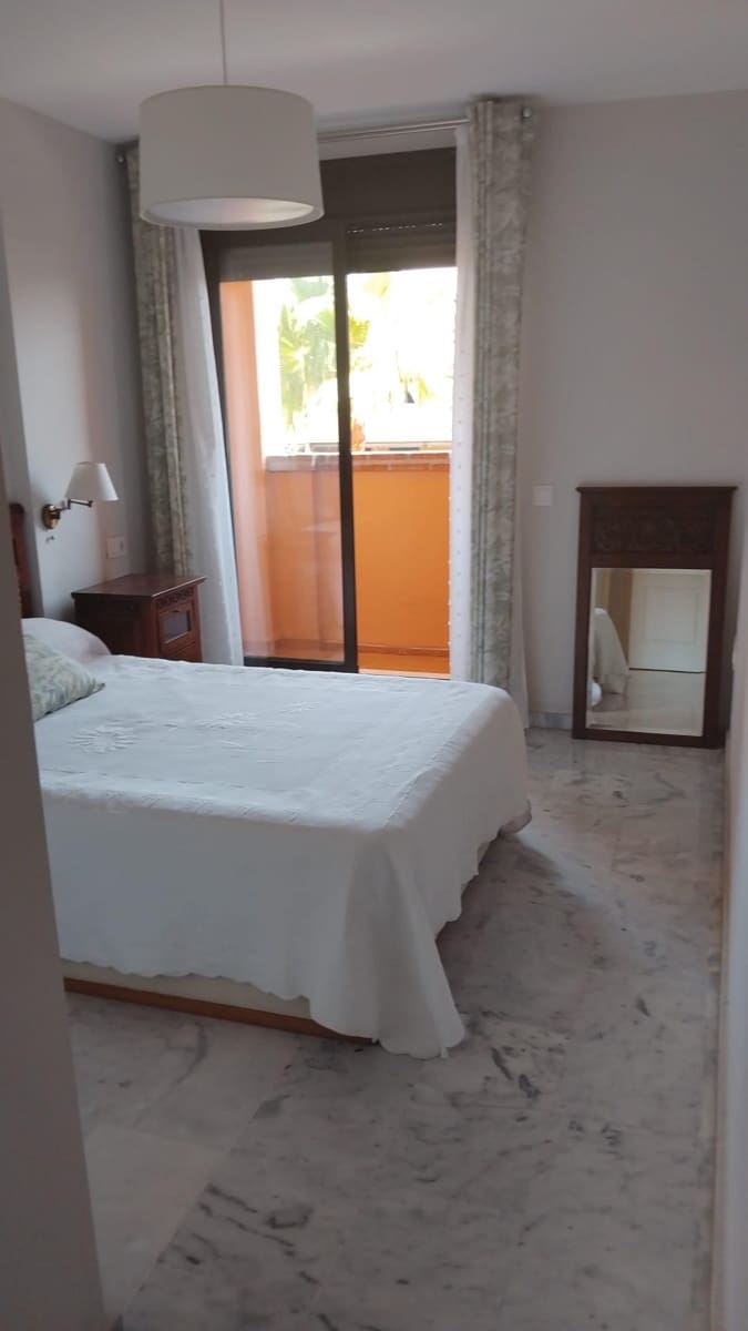 Appartement de 2 chambres à louer à Marbella avec piscine garage - 1 900 € (Ref: 9997117)
