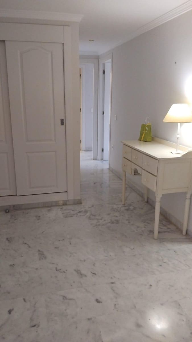 Appartement de 2 chambres à louer à Marbella avec piscine garage - 1 900 € (Ref: 9997117)