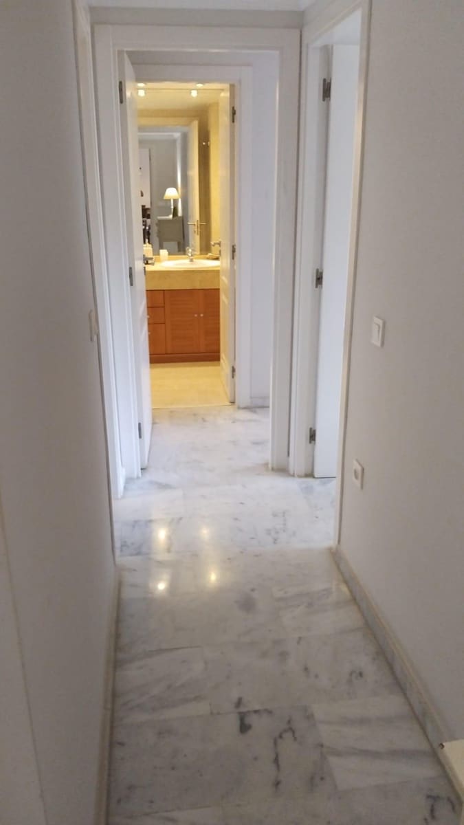 Appartement de 2 chambres à louer à Marbella avec piscine garage - 1 900 € (Ref: 9997117)