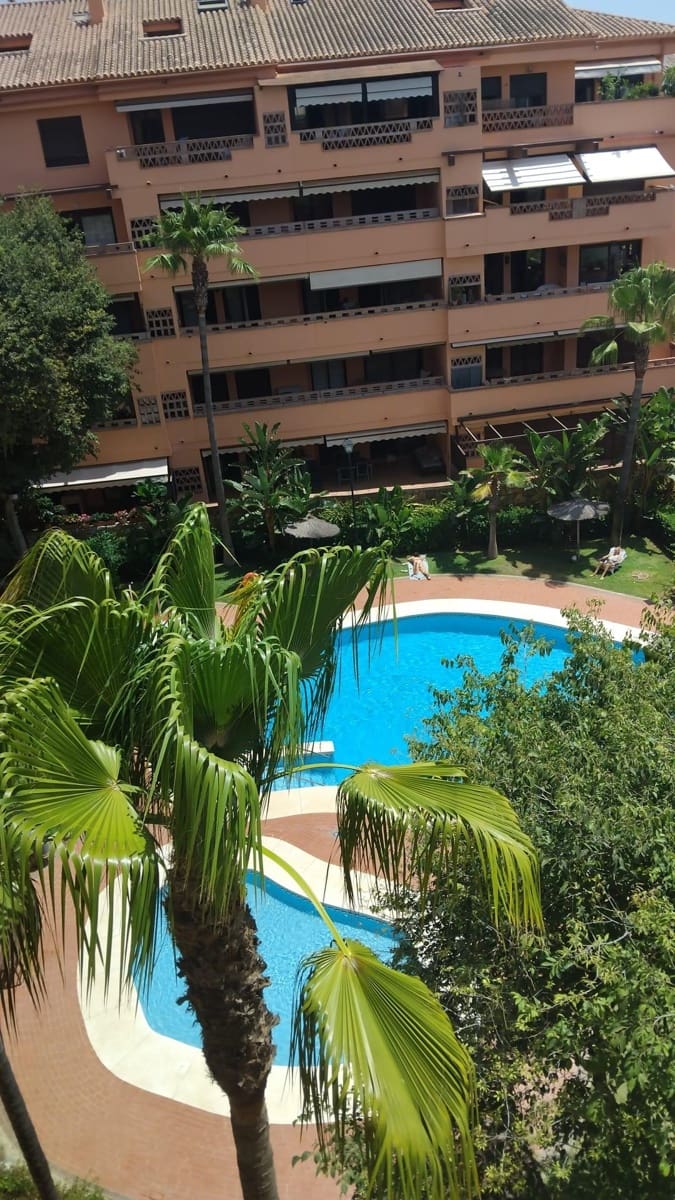 Appartement de 2 chambres à louer à Marbella avec piscine garage - 1 900 € (Ref: 9997117)