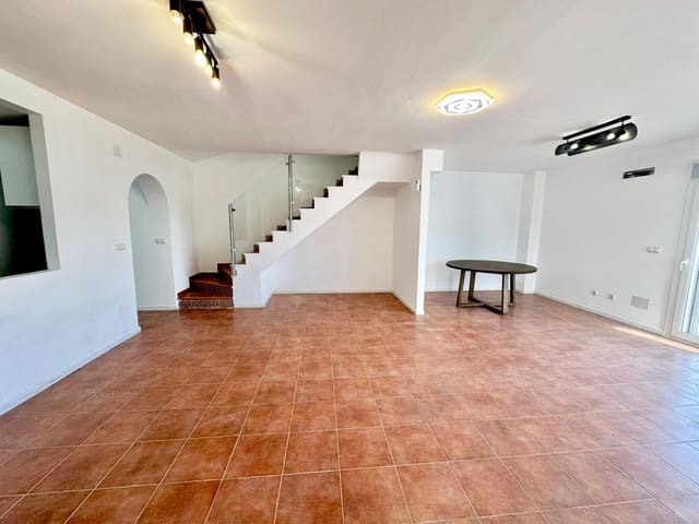 4 slaapkamer Rijtjeshuis te koop in Los Boliches , Fuengirola met zwembad - € 470.000 (Ref: 9784148)