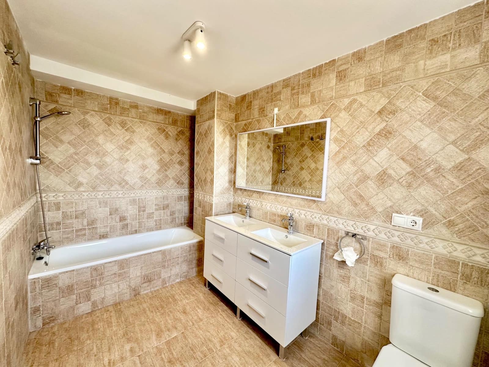 4 slaapkamer Rijtjeshuis te koop in Fuengirola met zwembad - € 470.000 (Ref: 9784148)