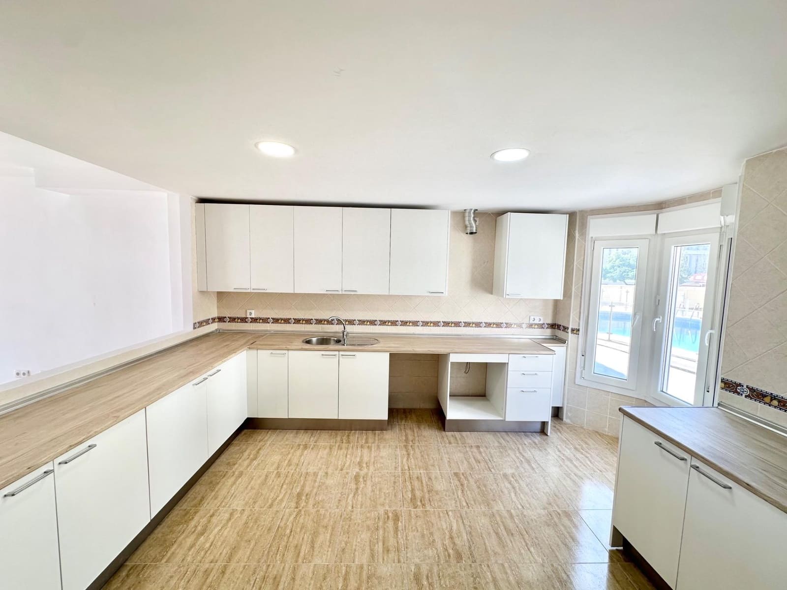 4 slaapkamer Rijtjeshuis te koop in Fuengirola met garage - € 470.000 (Ref: 9784149)