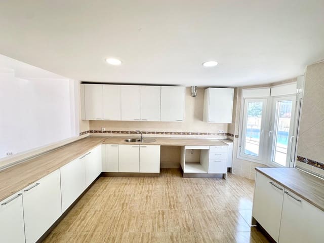 4 slaapkamer Rijtjeshuis te koop in Los Boliches , Fuengirola met garage - € 470.000 (Ref: 9784149)