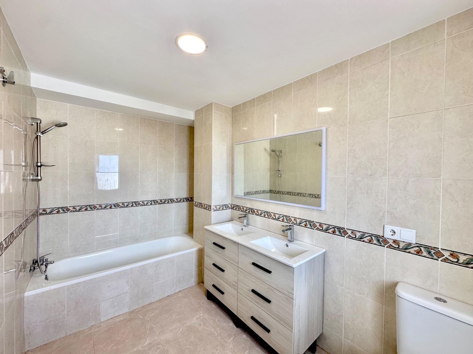 4 slaapkamer Rijtjeshuis te koop in Fuengirola met garage - € 470.000 (Ref: 9784149)