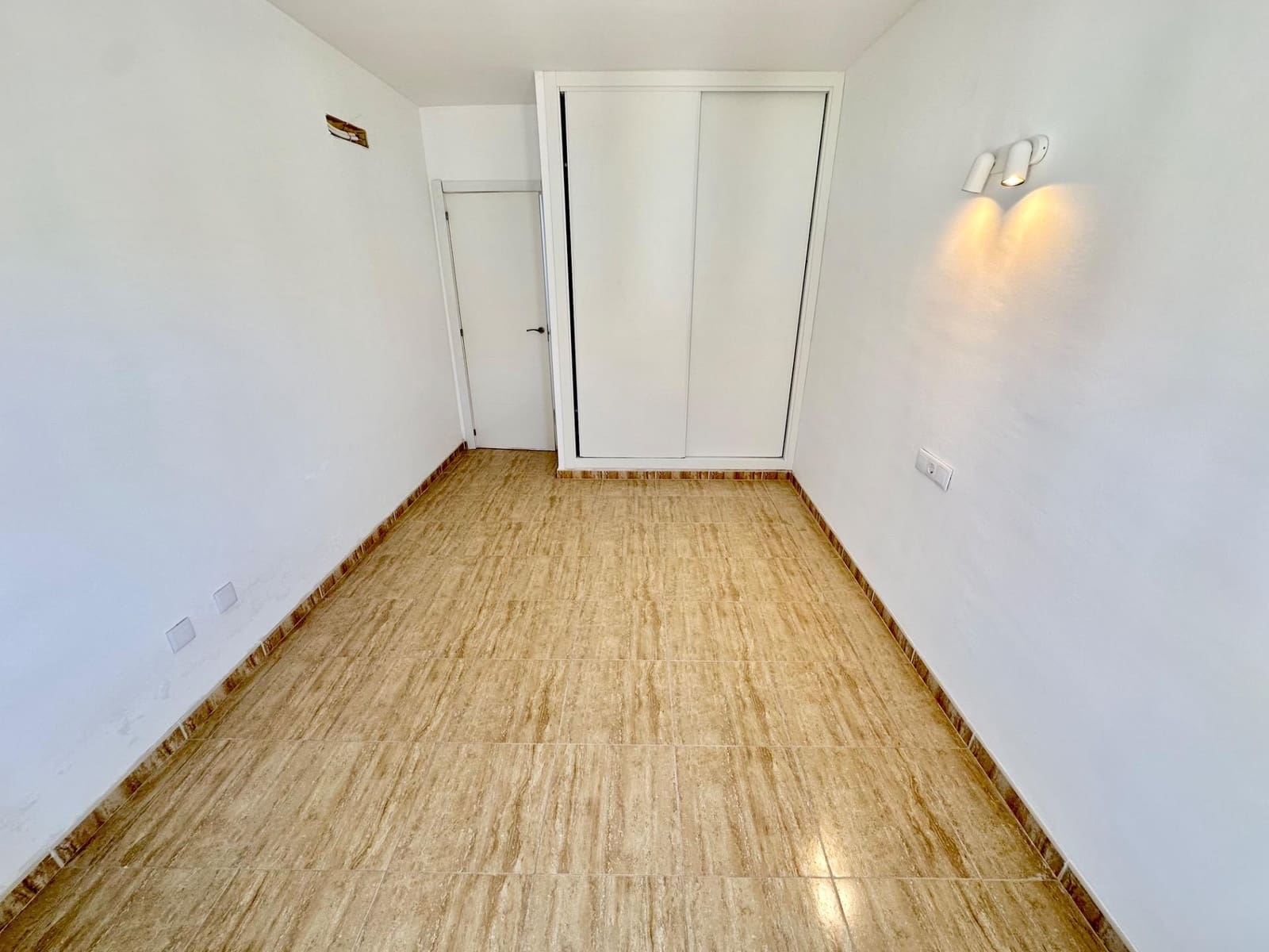 4 slaapkamer Rijtjeshuis te koop in Fuengirola met garage - € 470.000 (Ref: 9784149)