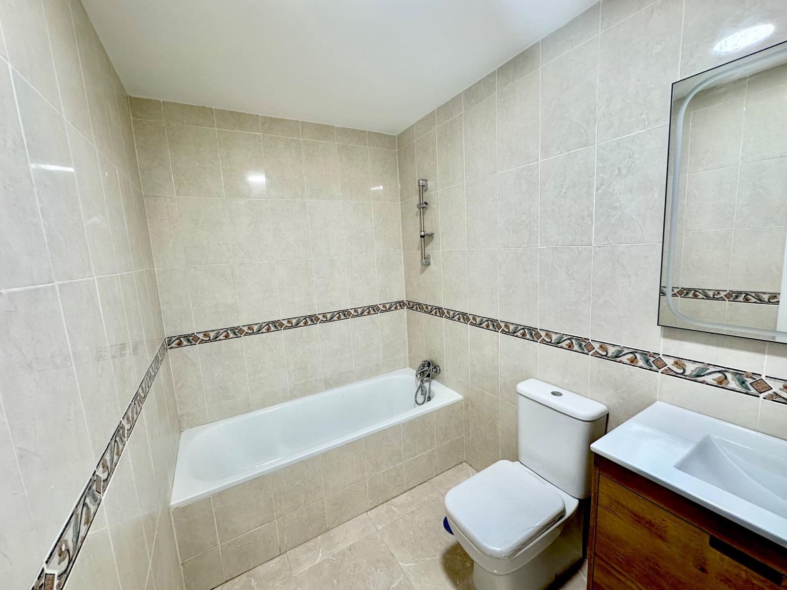 4 slaapkamer Rijtjeshuis te koop in Fuengirola met garage - € 470.000 (Ref: 9784149)