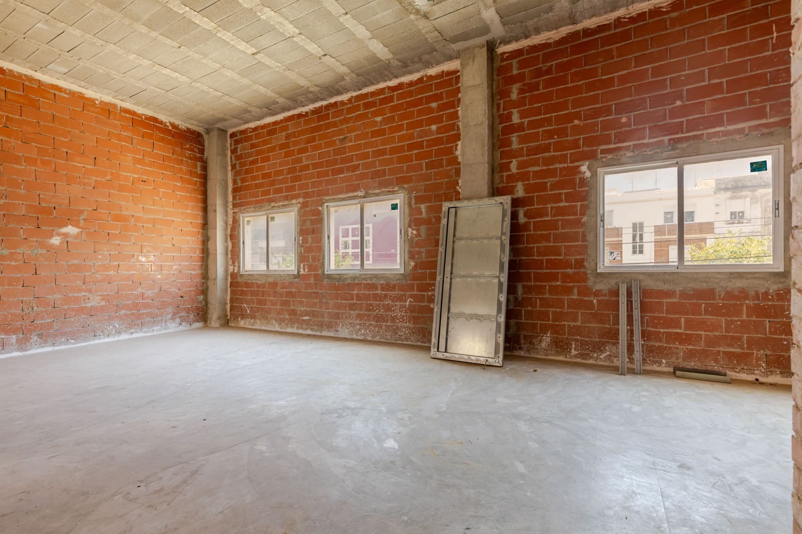 Shop for sale in Burjassot with garage - € 218,000 (Ref: 9924894)