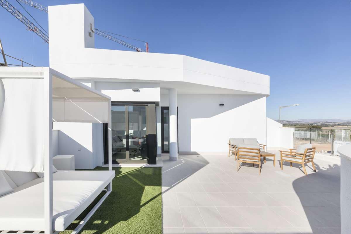 Chalet de 3 habitaciones en Torrevieja en venta con piscina - 539.000 € (Ref: 9897001)