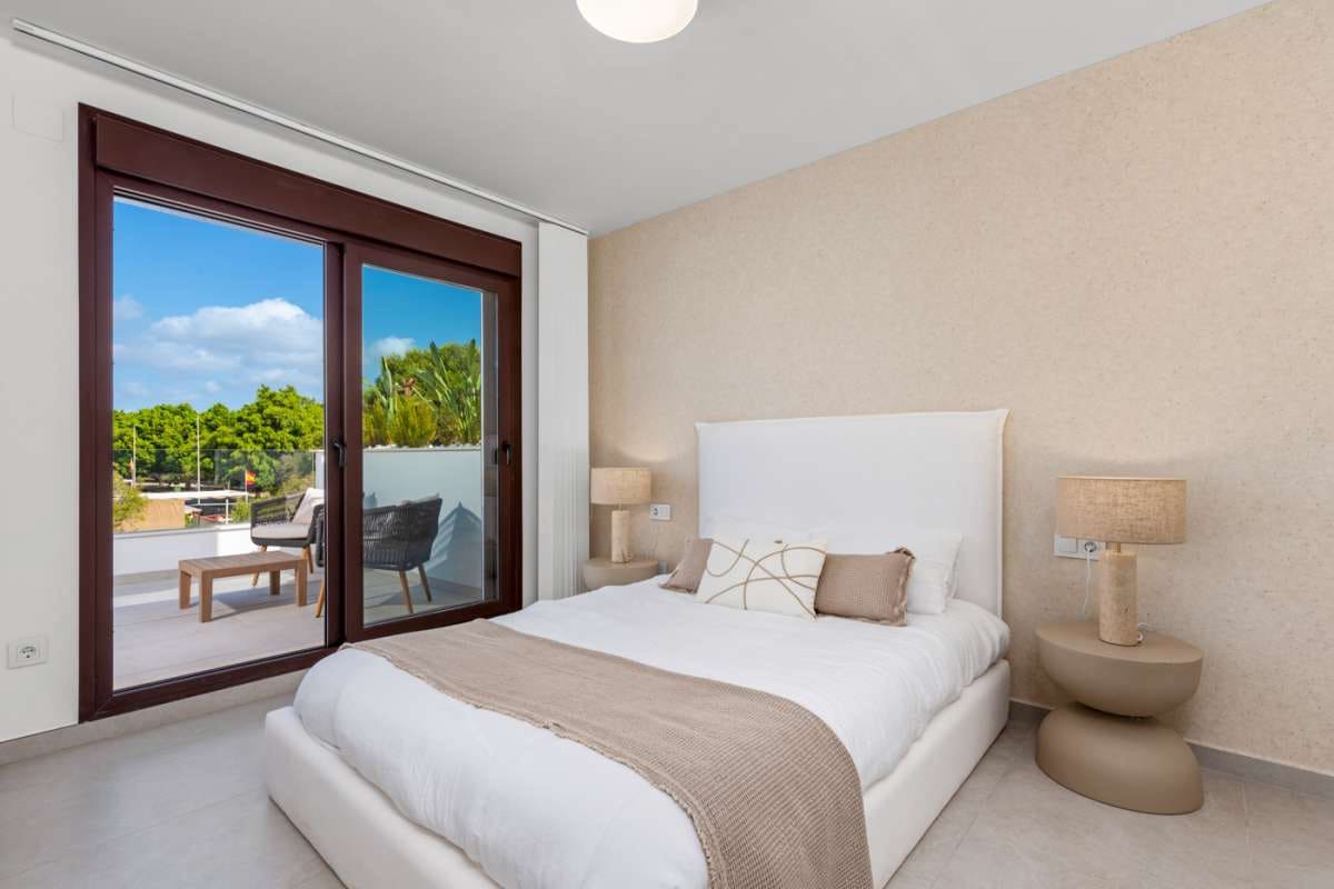 Chalet de 3 habitaciones en Pilar de la Horadada en venta con piscina - 559.900 € (Ref: 9897032)