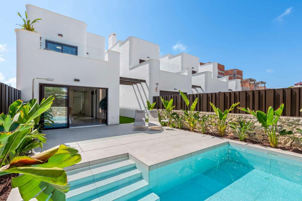 Chalet de 3 habitaciones en Pilar de la Horadada en venta con piscina - 559.900 € (Ref: 9897032)