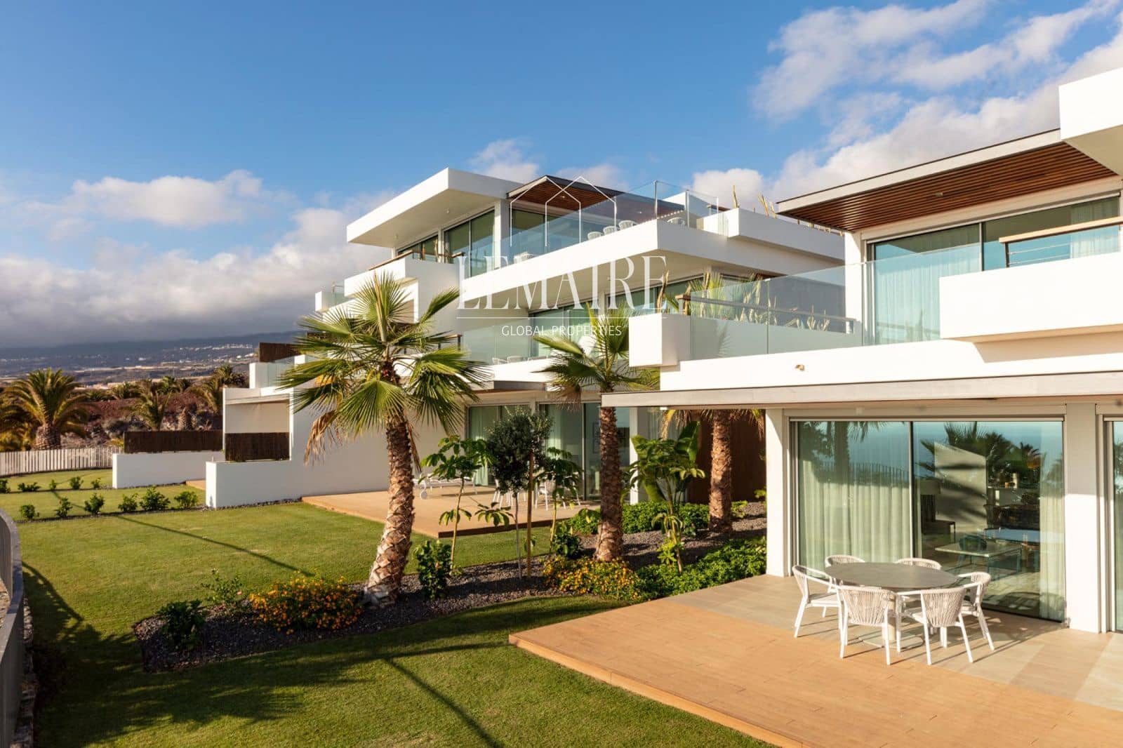 2 slaapkamer Flat te koop in Guia de Isora met zwembad garage - € 945.000 (Ref: 10103576)