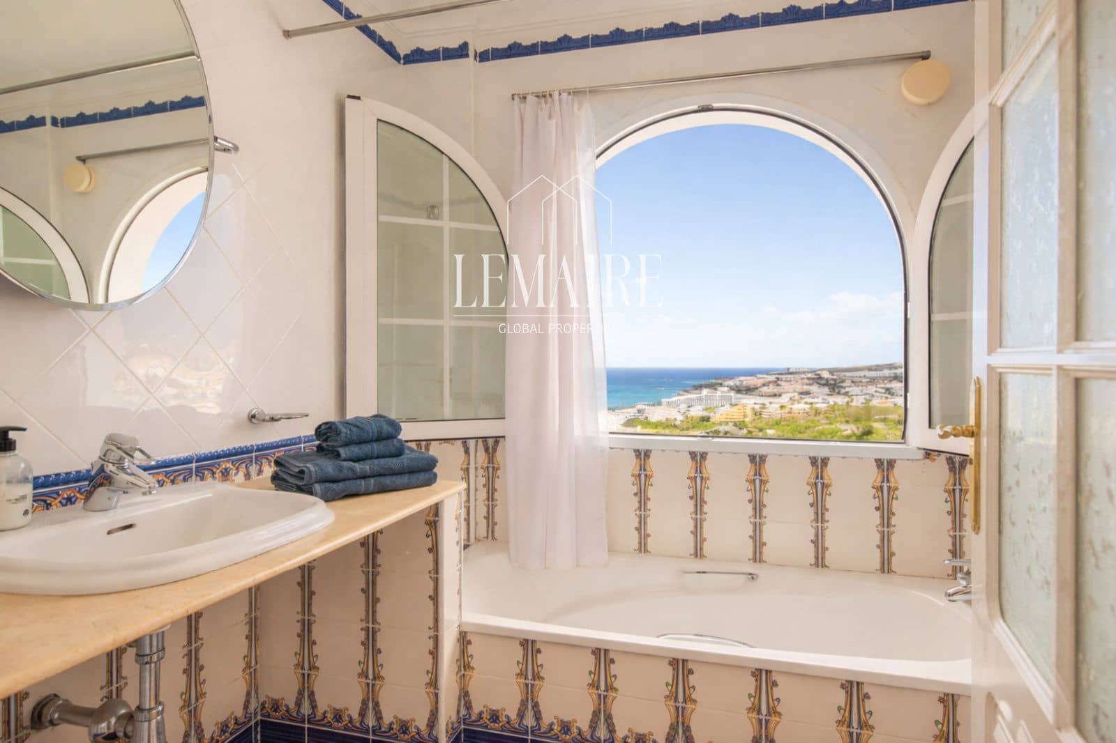 5 bedroom Villa for sale in Costa Adeje with pool garage - € 2,500,000 (Ref: 10103580)