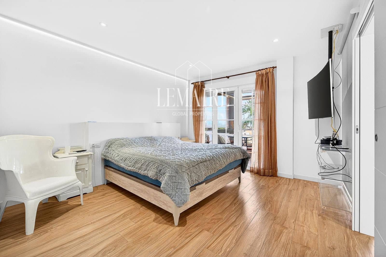 5 sypialnia Willa na sprzedaż w Los Cristianos z basenem garażem - 1 790 000 € (Ref: 10103584)