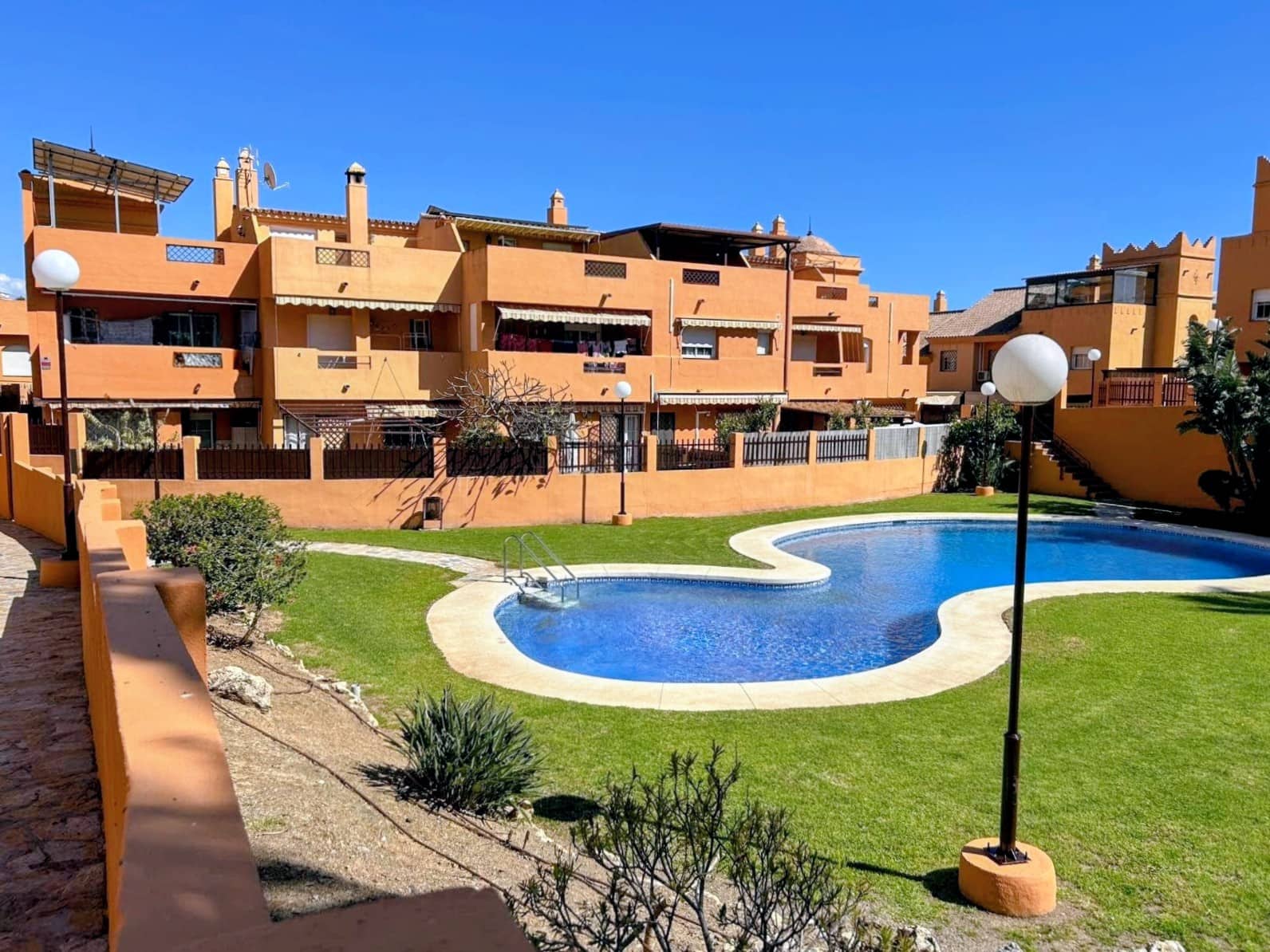 3 slaapkamer Rijtjeshuis te koop in Rincon de la Victoria met zwembad garage - € 485.000 (Ref: 9800327)