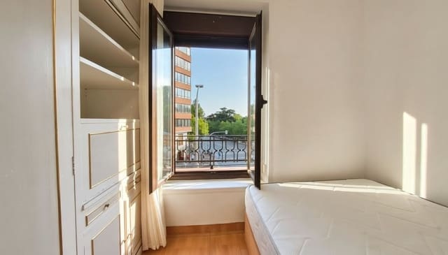 Studio de 1 chambre à louer à Ibiza, Madrid ville - 1 300 € (Ref: 9958875)