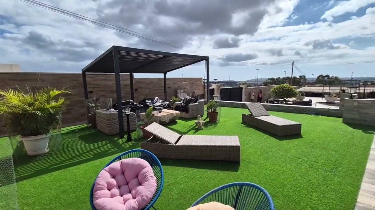 3 bedroom Bungalow for sale in Torrellano with pool garage - € 499,000 (Ref: 9826926)