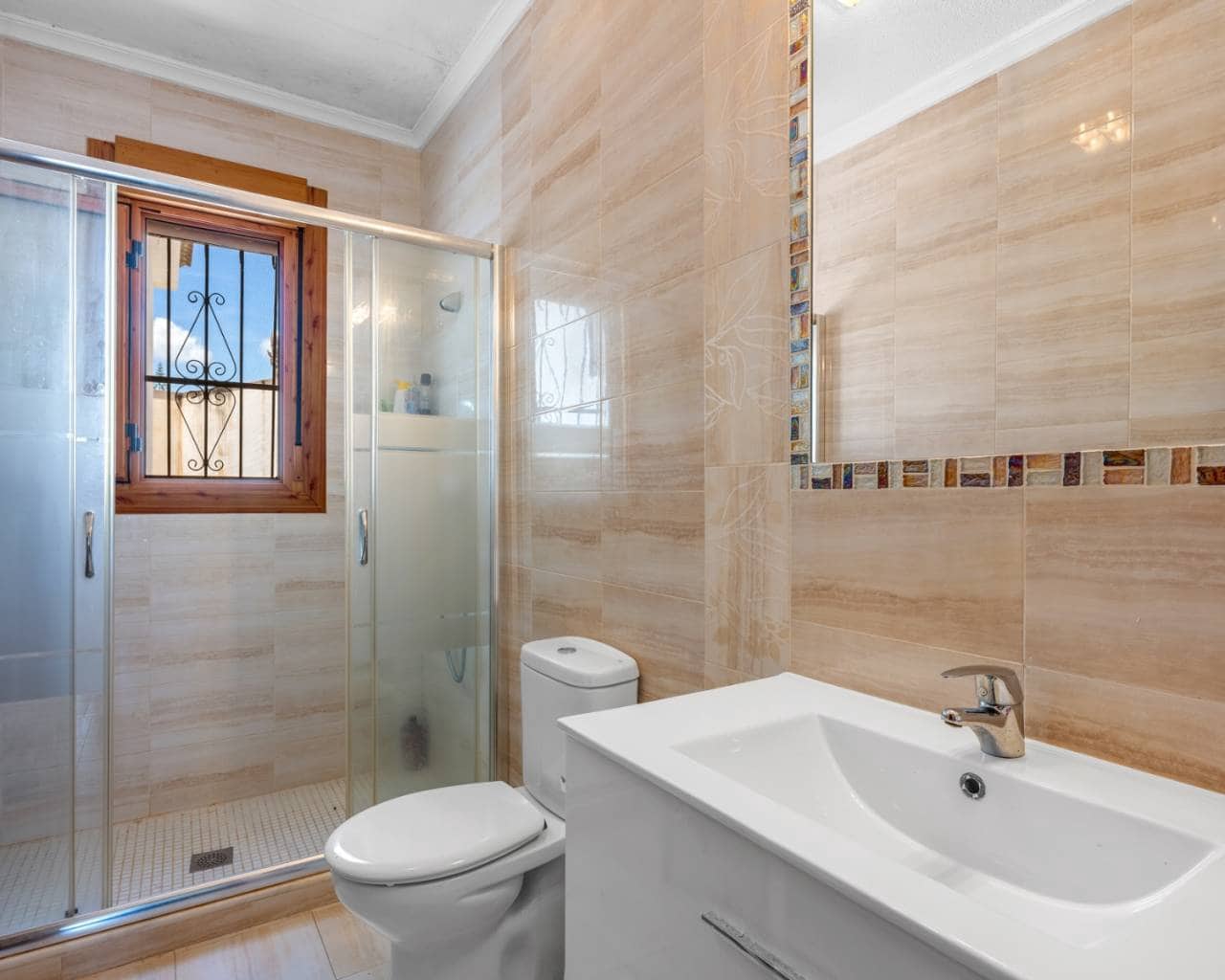 7 soverom Villa til salgs i Ciudad Quesada med svømmebasseng garasje - € 750 000 (Ref: 9833588)