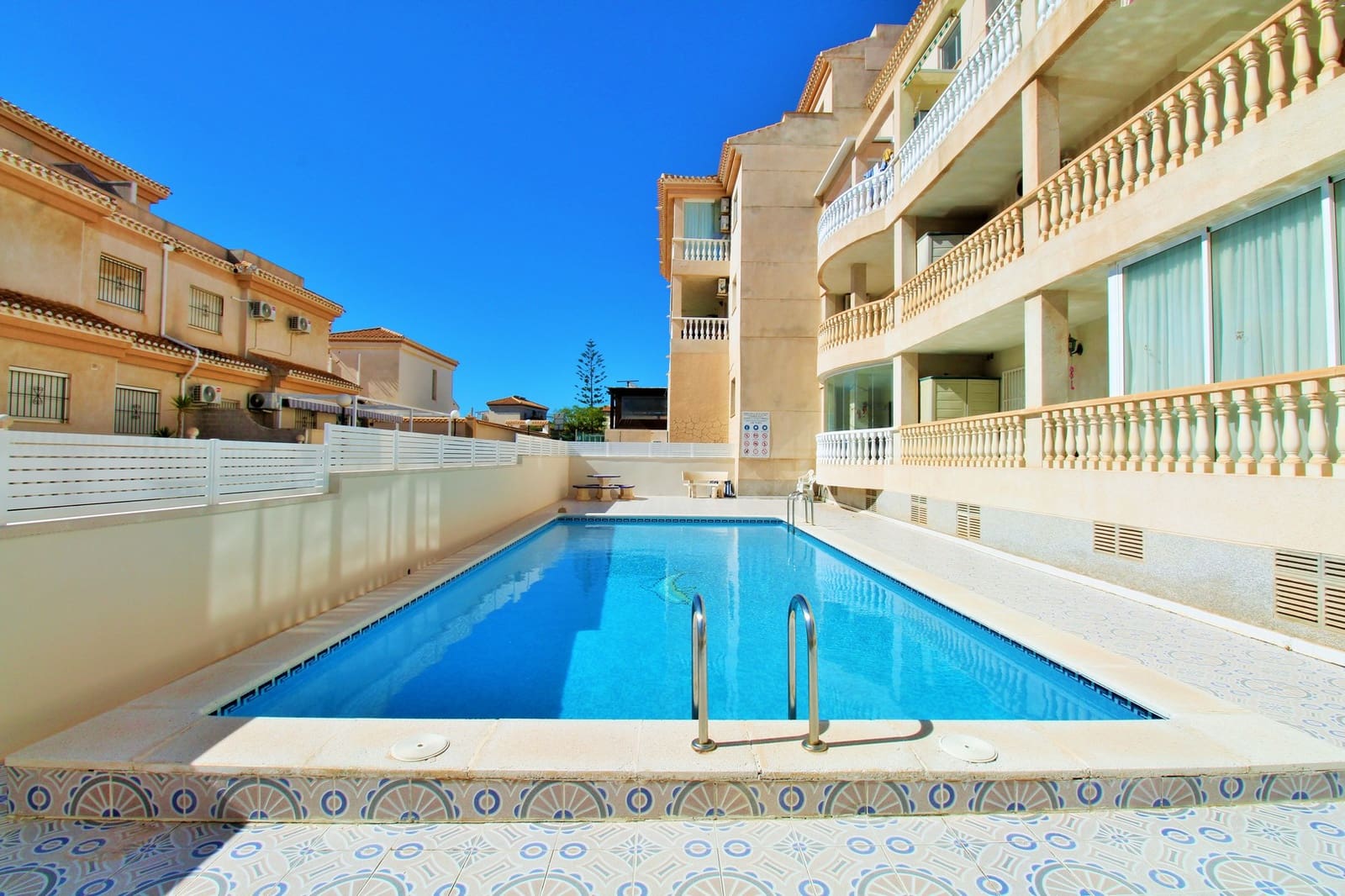 3 makuuhuone Huoneisto myytävänä paikassa Playa Flamenca mukana uima-altaan - 195 000 € (Ref: 9834006)