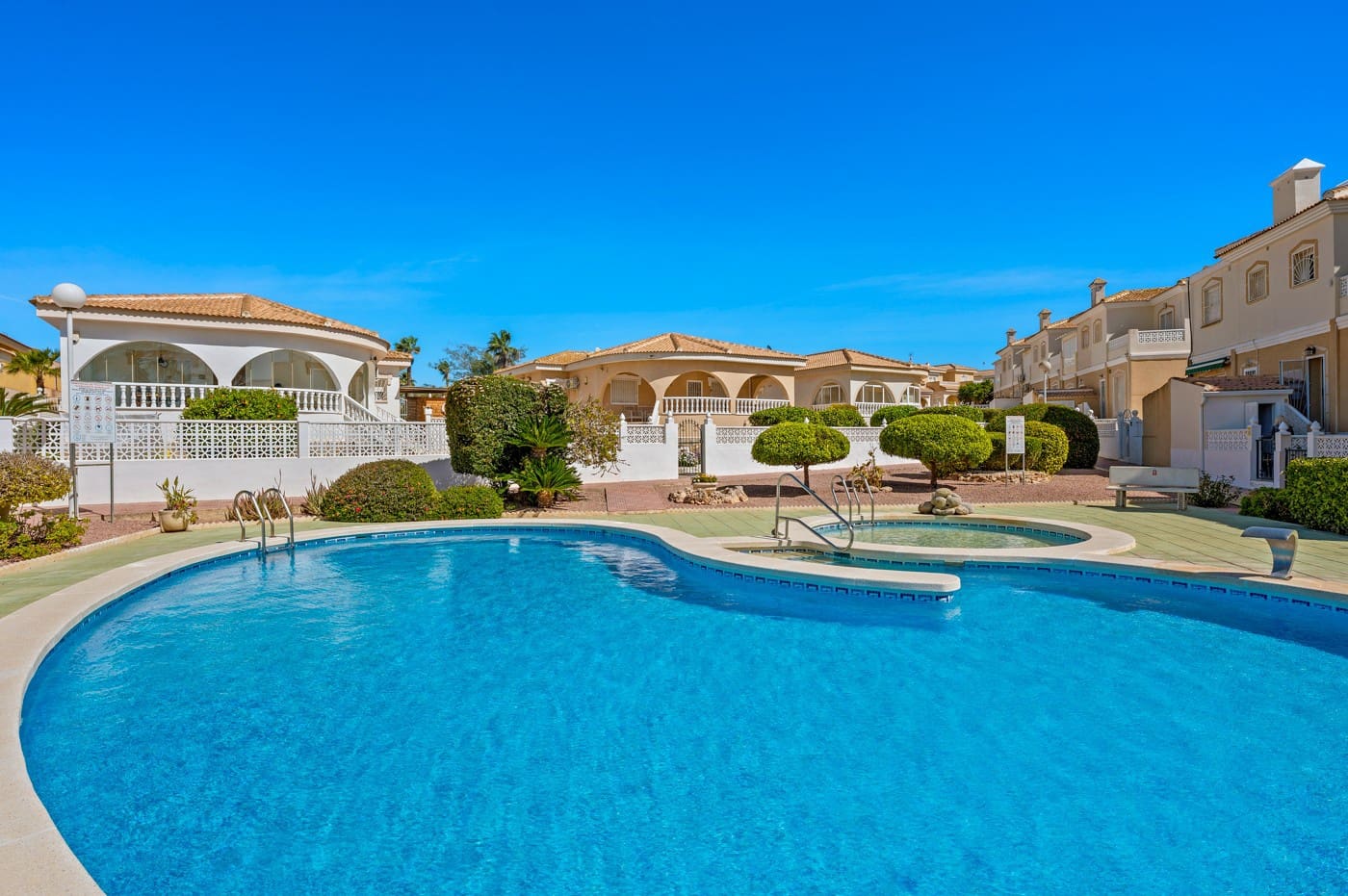 Pareado de 3 habitaciones en Benijófar en venta con piscina - 229.000 € (Ref: 9839146)