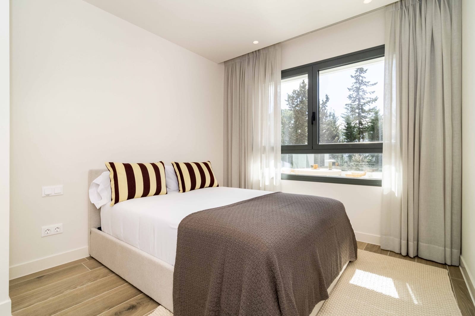 2 sypialnia Apartament do wynajęcia w La Moraleja z basenem garażem - 3 950 € (Ref: 9809762)