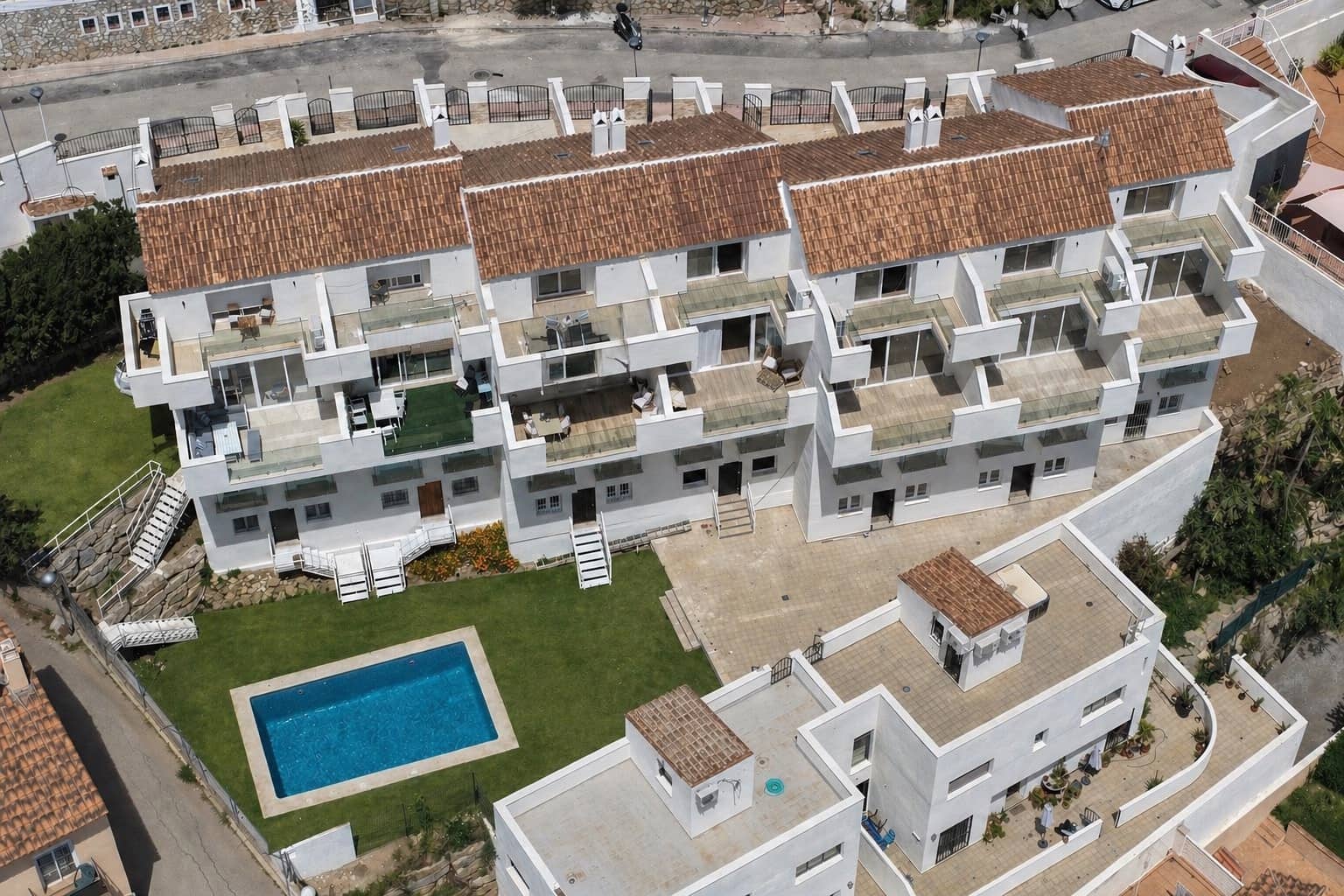 4 soveværelse Rækkehus til salg i Fuengirola med swimmingpool garage - € 649.000 (Ref: 9806736)