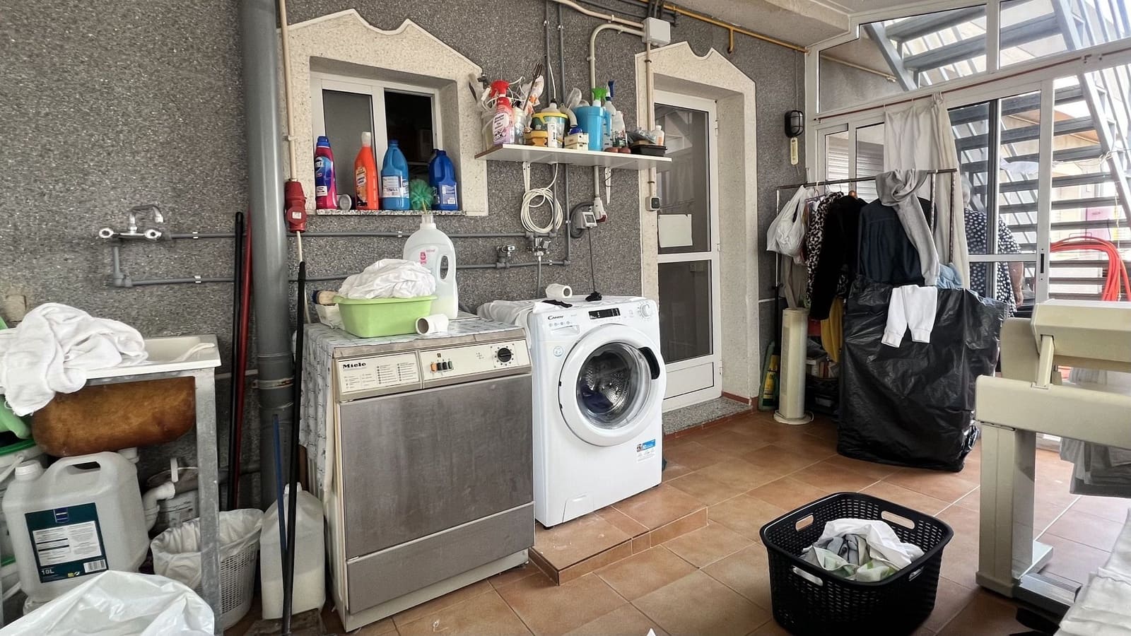 16 bedroom Commercial for sale in Guardamar del Segura with pool - € 1,350,000 (Ref: 9999410)