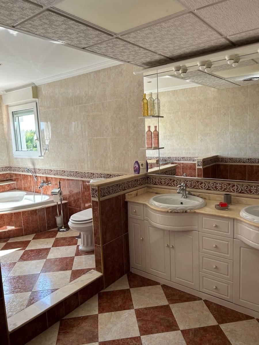 5 sypialnia Willa na sprzedaż w Benidorm z basenem garażem - 895 000 € (Ref: 9951063)